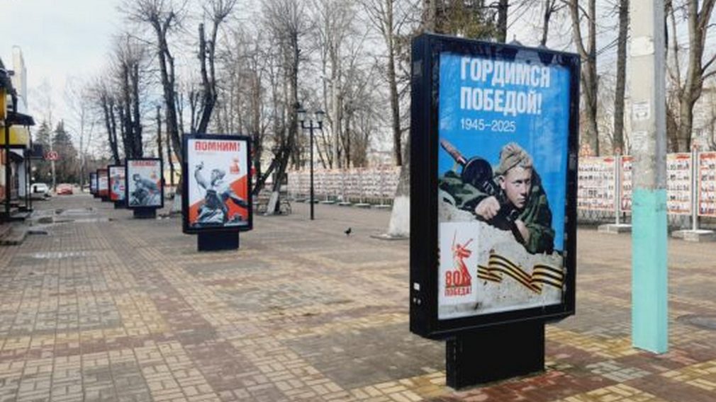 Сельцо украшают патриотической символикой