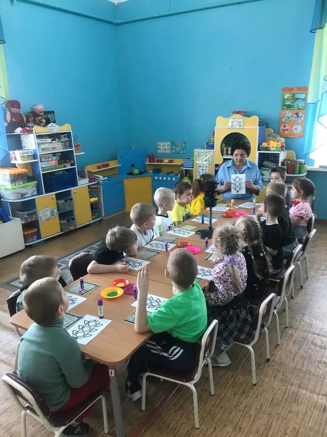 Воспитанники Дубровской № 1 СОШ сделали аппликацию «Светофор»