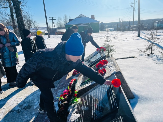Учащиеся Дубровской №1 СОШ убрали снег на мемориале памяти жертв Холокоста