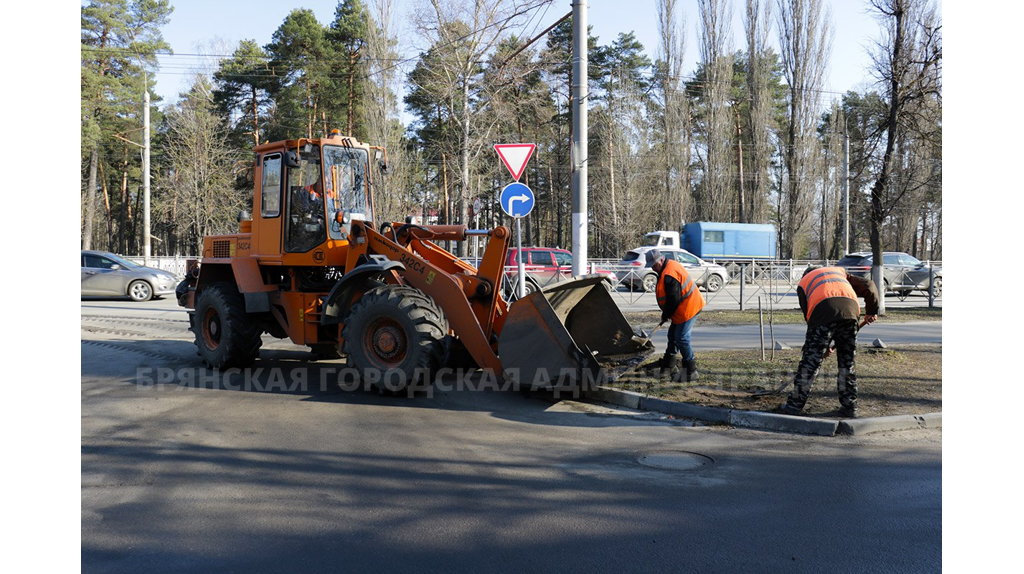 В Брянске на уборку улиц города вышли 80 коммунальщиков и 70 машин