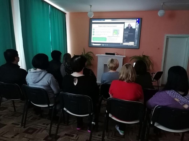 Люди старшего поколения участвуют в весенних онлайн-уроках по финансовой грамотности