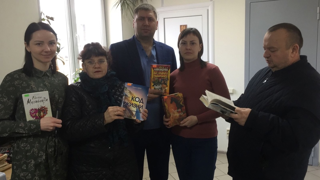 Сотрудники Дубровской библиотеки провели поэтический час к 80-летию Людмилы Ашеко