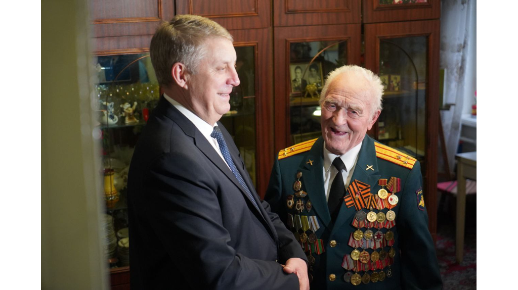 Александр Богомаз вручил медаль «80 лет Победы» ветерану Николаю Редикульцеву