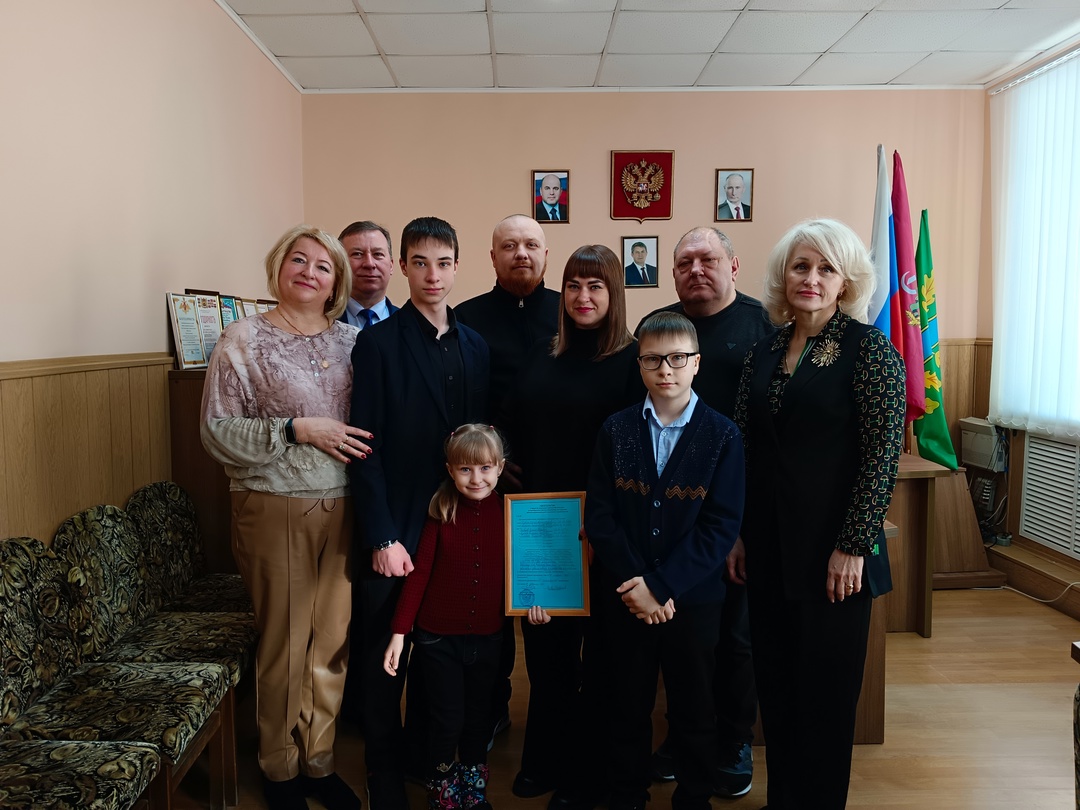 Дубровской семье вручили жилищный сертификат