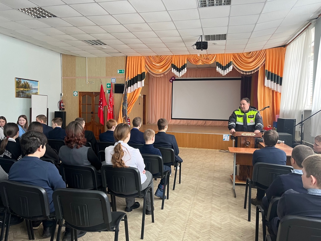 Для учащихся Дубровской №2 СОШ была проведена профилактическая беседа с сотрудниками госавтоинспекции