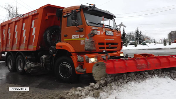 Дорожники Брянска во всеоружии встретили мартовский снегопад