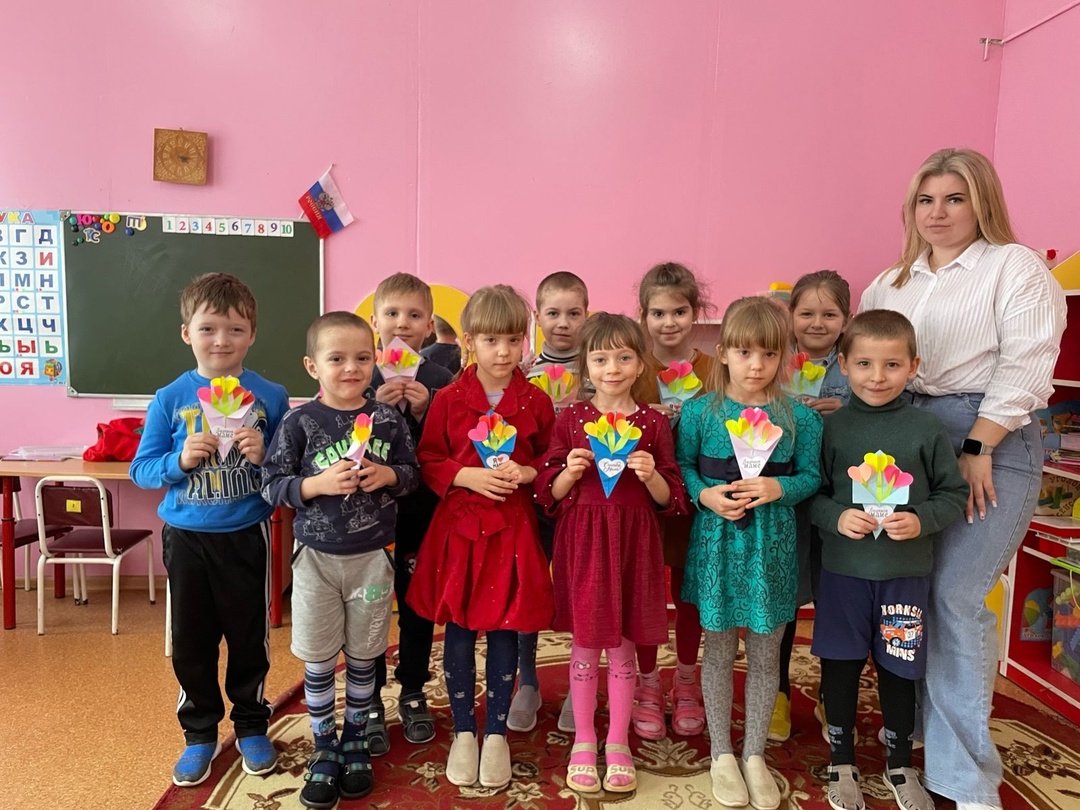 Воспитанники Дубровской № 1 СОШ приготовили своим мамам и бабушкам подарки-открытки