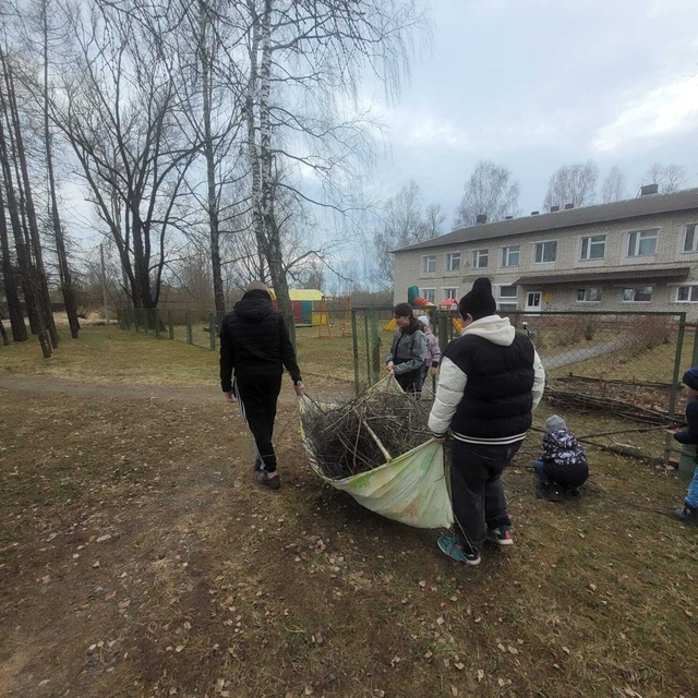Воспитанники ГБУ КЦСОН Дубровского района приняли участие в субботнике