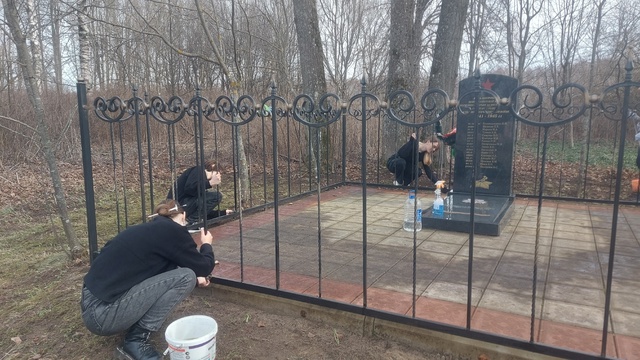 Учащиеся Дубровской №1 СОШ убрали территорию братской могилы погибшим воинам в годы ВОВ