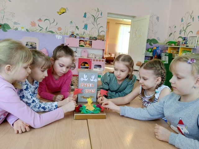 Воспитанники Дубровского детского сада №2 изготовили памятную медаль «80-летие Великой Победы»