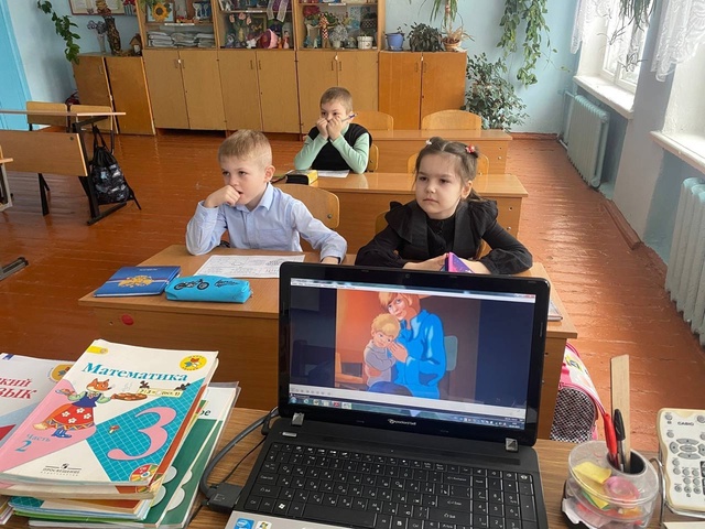 В Давыдчинской ООШ прошло занятие по внеурочной деятельности «Разговоры о важном» на тему «Международный женский день»