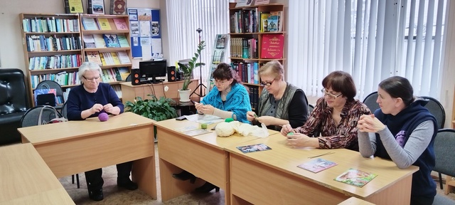 В Дубровском клубе по интересам «Рукодельница» прошел урок по вязанию на спицах