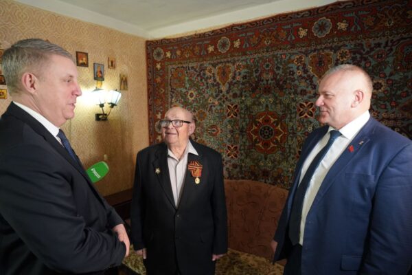 Александр Богомаз вручил Николаю Кирюхину юбилейную медаль к 80-летию Великой Победы