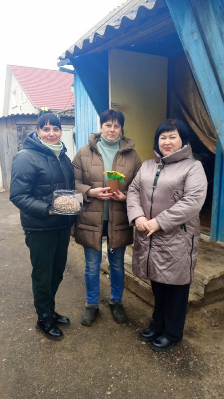 Специалисты ГБУ КЦСОН Дубровского района поздравили с 8 Марта жён и матерей, чьи мужья и сыновья с честью выполняют свой долг в ходе СВО