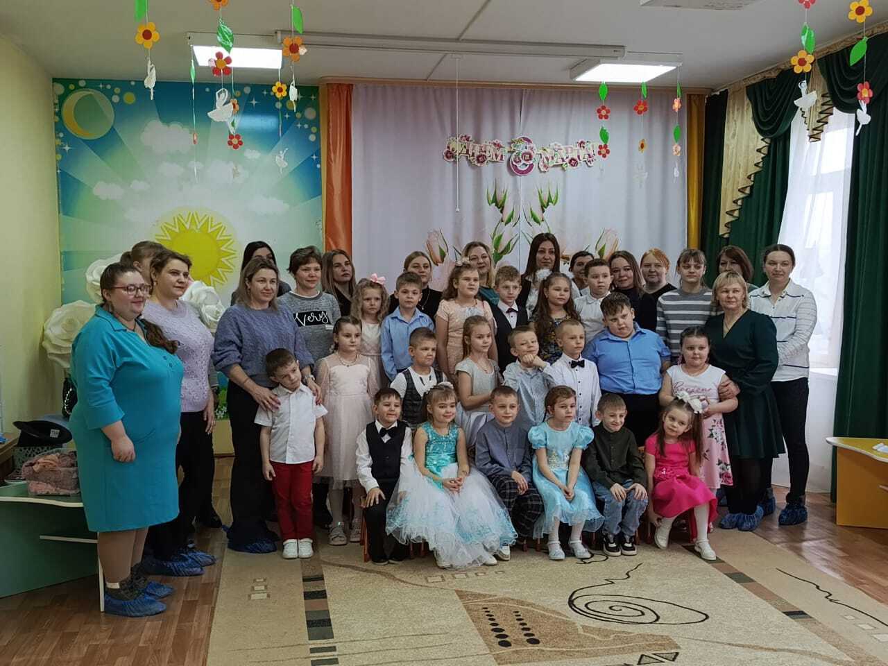 В МБДОУ Дубровском детском саду №4 состоялся утренник, посвящённый международному женскому дню