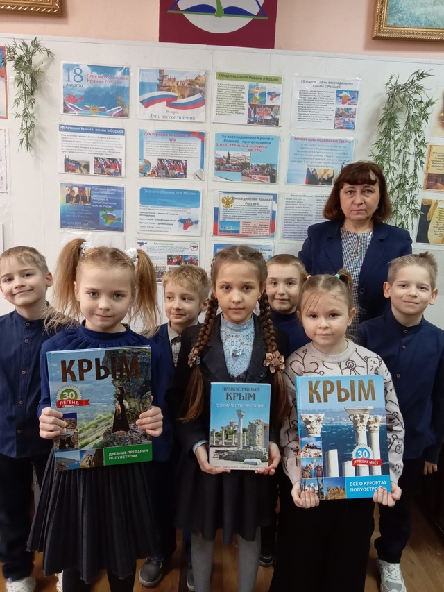 В Дубровской № 1 СОШ открылась выставка «Мой Крым-моя Россия»