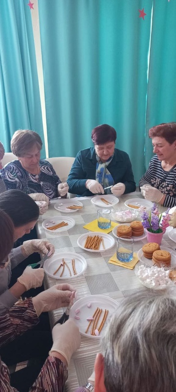 В ГБУ КЦСОН Дубровского района прошел мастер-класс по изготовлению украшений для кулича