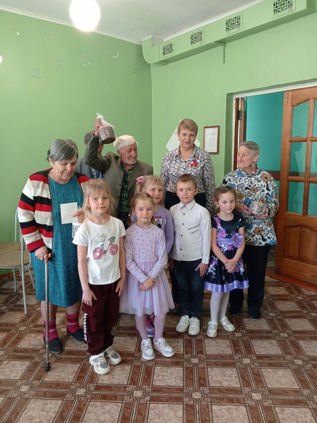 Воспитанники Дубровского детского сада № 2 посетили пожилых людей, находящихся в Отделении временного проживания пожилых граждан и инвалидов