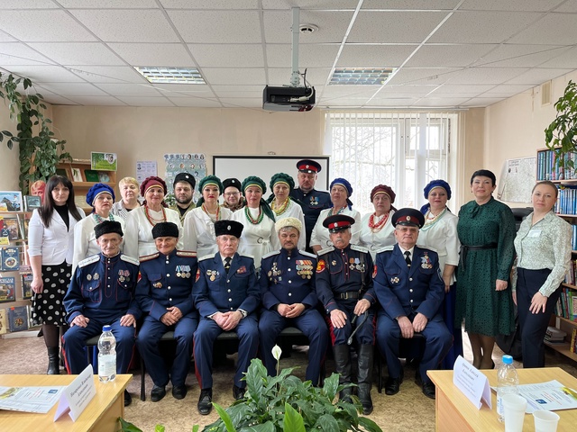 В Дубровской библиотеке  состоялся круглый стол по сохранению и популяризации культурных и нравственных ценностей казачества