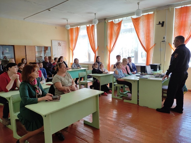 В Давыдчинской ООШ состоялась встреча родителей и обучающихся с начальником ОГИБДД МО МВД России «Жуковский»