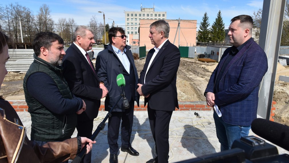 Александр Богомаз ознакомился с процессом строительства ФОКа в Карачеве