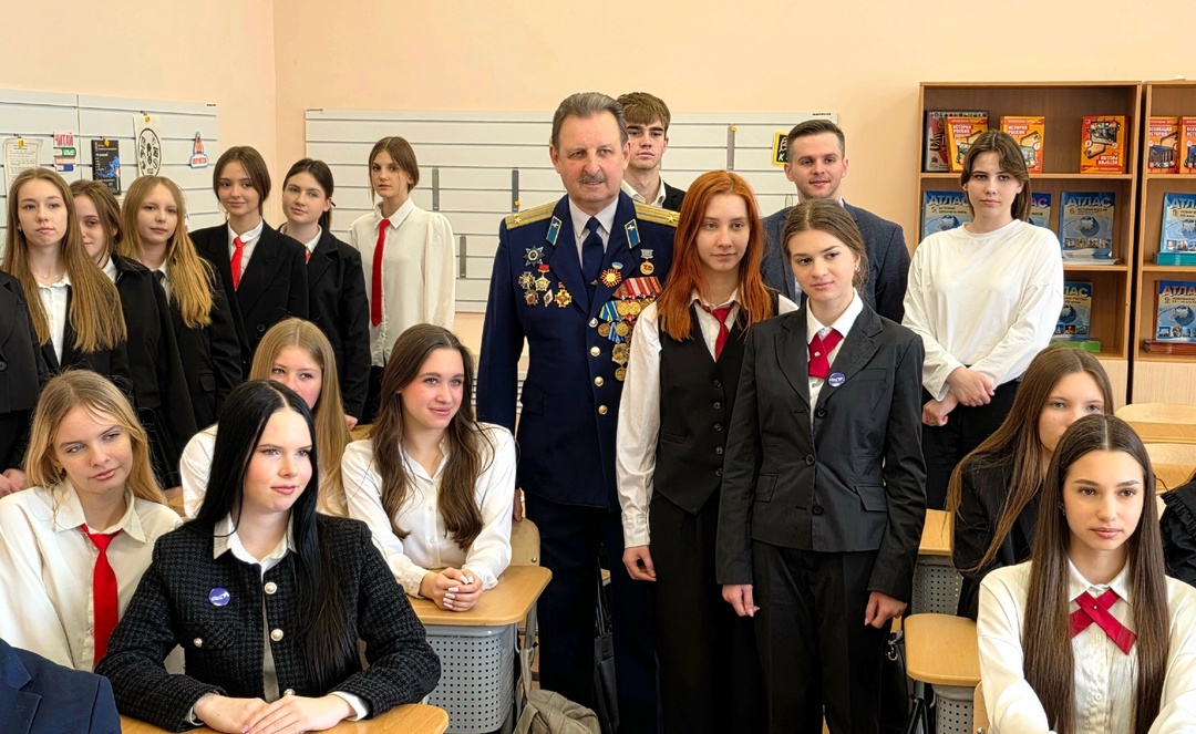 В преддверии Дня космонавтики ветераны авиации Брянска встретились с учащимися Центра образования «Перспектива»