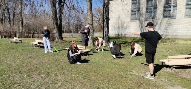 Учащиеся Рябчинской СОШ приняли участие в уборке пришкольной территории