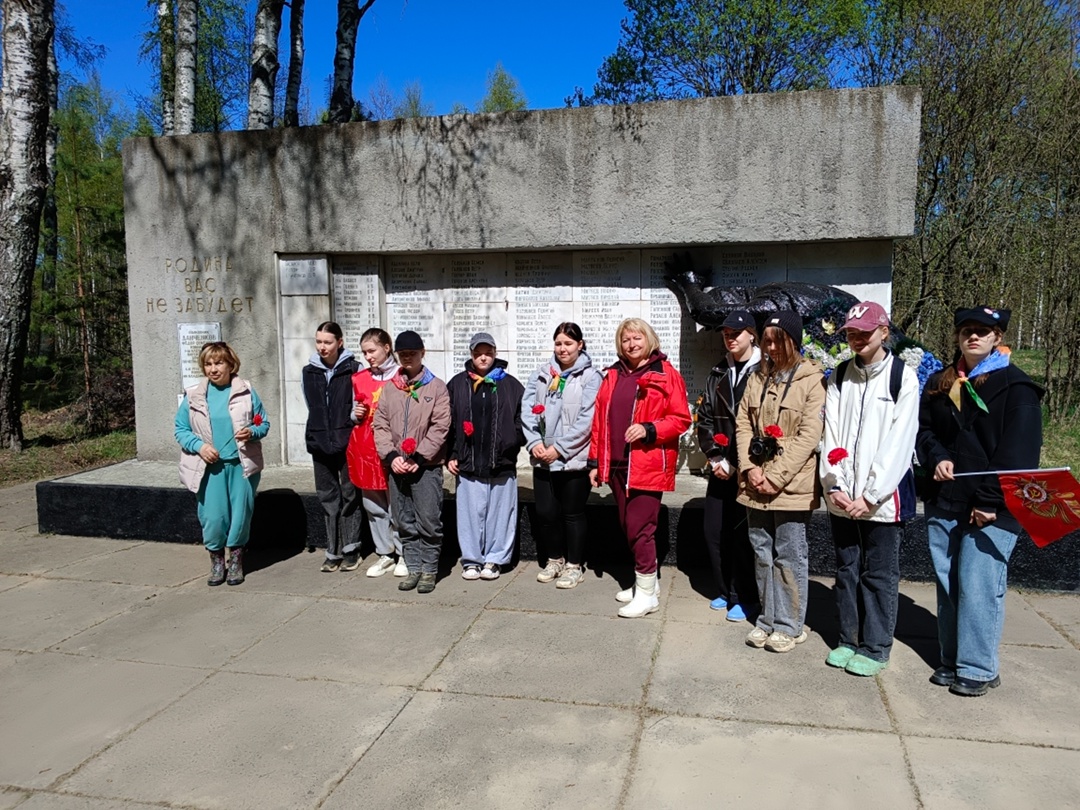 В Дубровском районе состоялась уборка мемориала погибшим партизанам 1-й Клетнянской партизанской бригады