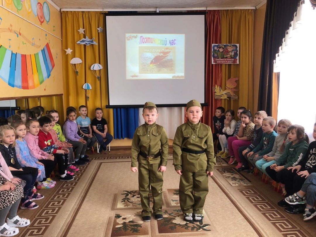 Воспитанниками МБОУ Дубровской № 1 СОШ  был организован поэтический час «Мы о войне стихами говорим»