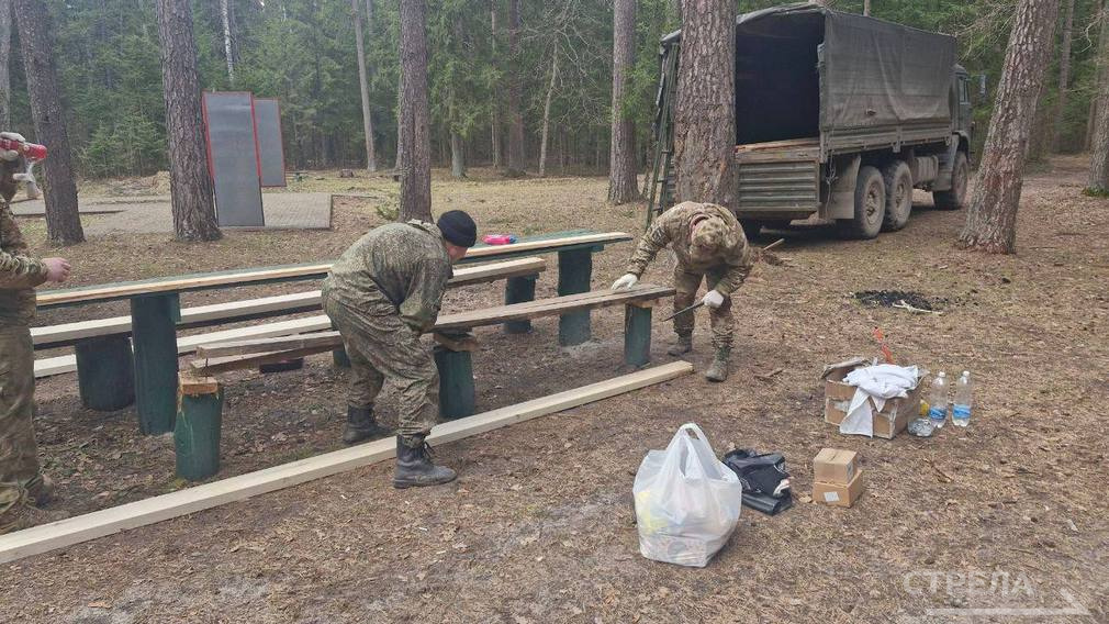 Брянский памятник военным журналистам привели в порядок военнослужащие и активисты