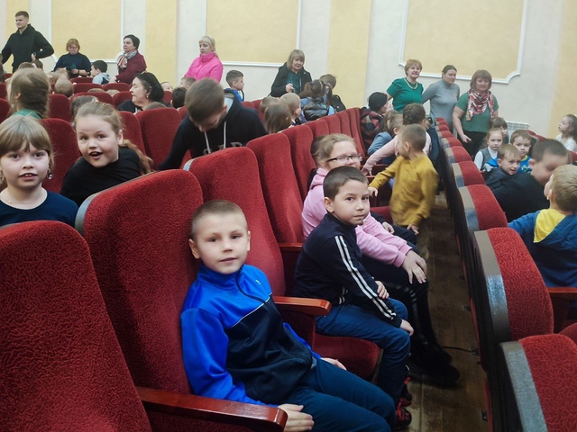 Воспитанники ГБУ КЦСОН Дубровского района посетили спектакль «Поросенок Кнок»