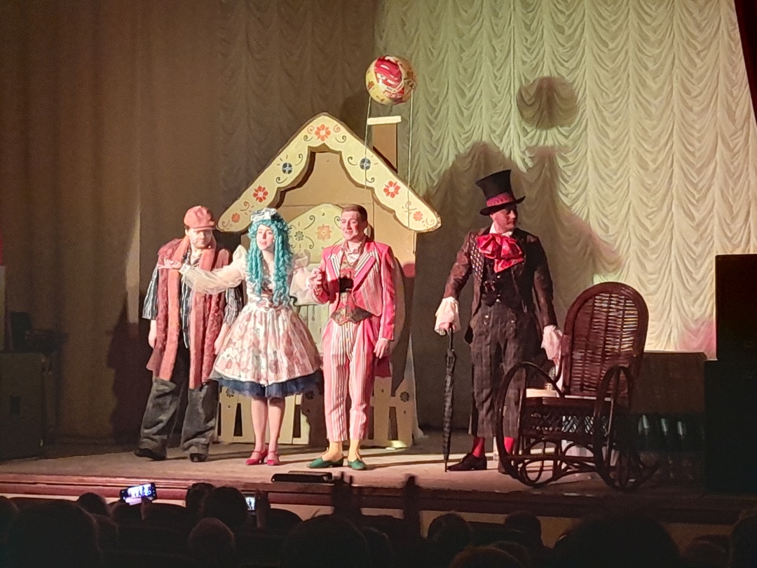 Воспитанники Дубровского детского сада №2 посетили спектакль «Поросёнок Кнок»