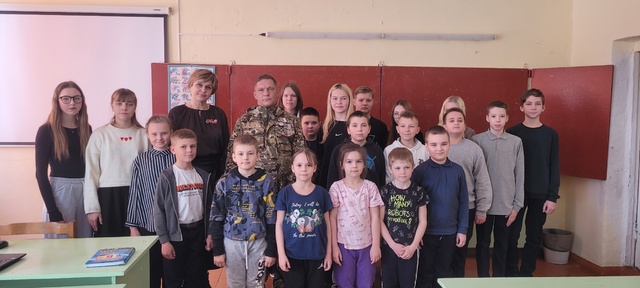 Для учащихся Давыдчинской ООШ прошла встреча с участником СВО