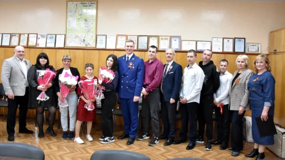 В администрации Дятьковского района вручили ключи от благоустроенных квартир детям-сиротам и детям, оставшимся без попечения родителей