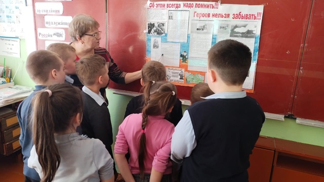 В Давыдчинской ООШ состоялся урок Мужества «Он на врага летел орлом!»