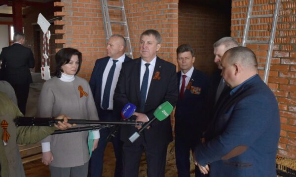 Александр Богомаз рассказал о строительстве спорткомплекса с бассейном в Клетне