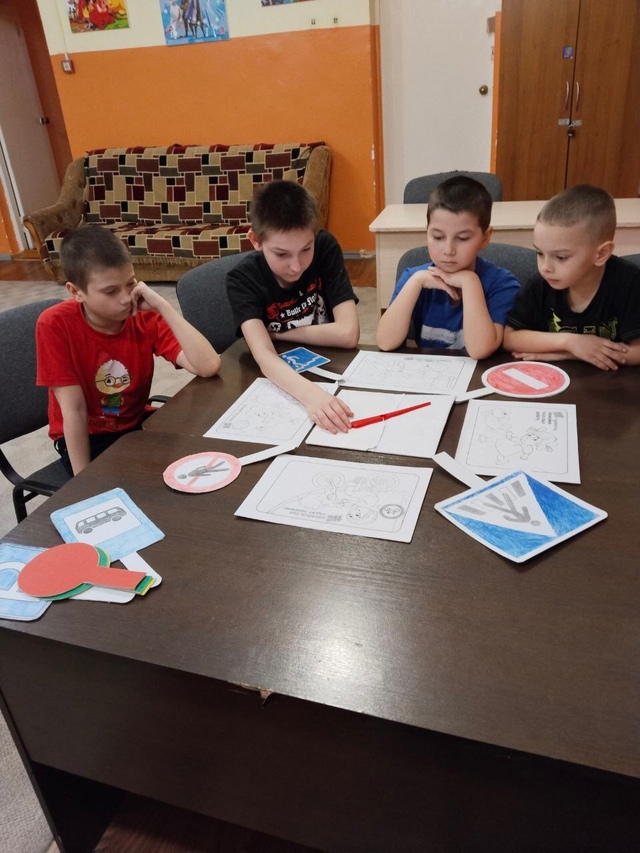 Для воспитанников ГБУ КЦСОН Дубровского района прошло занятие по ПДД