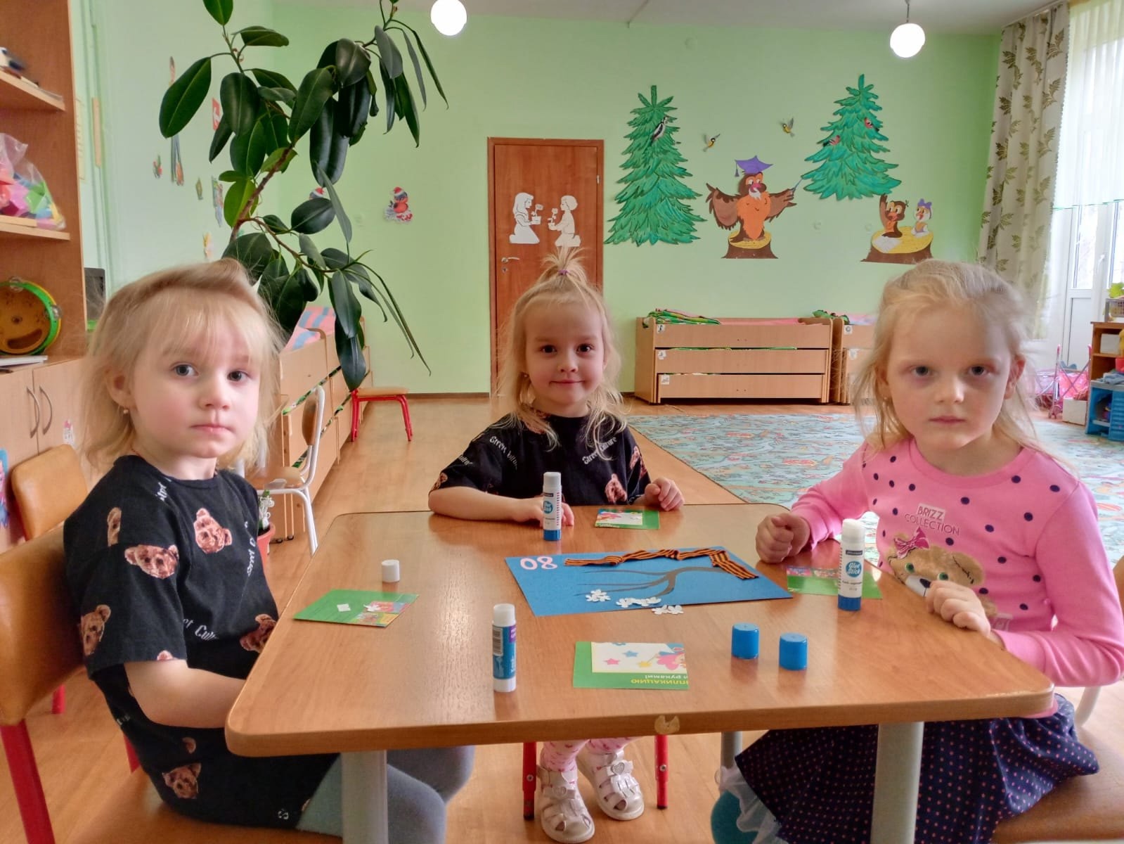 Воспитанники Давыдчинской ООШ сделали аппликацию из бумаги «Сад Победы»