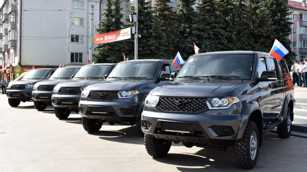 В Брянске пограничникам вручили ключи от 10 автомобилей