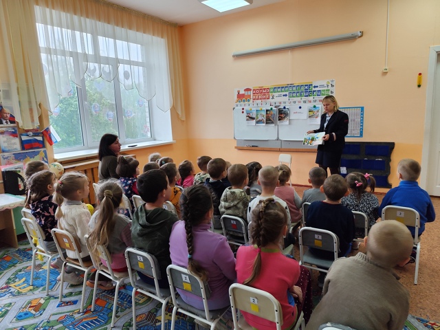 Для воспитанников Дубровскрого детского сада №4 прошла встреча с дежурной по железной дороге