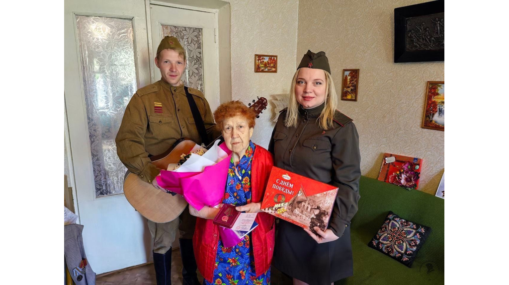 Артисты Брянского театра драмы поздравили ветеранов ВОВ с Днем Победы