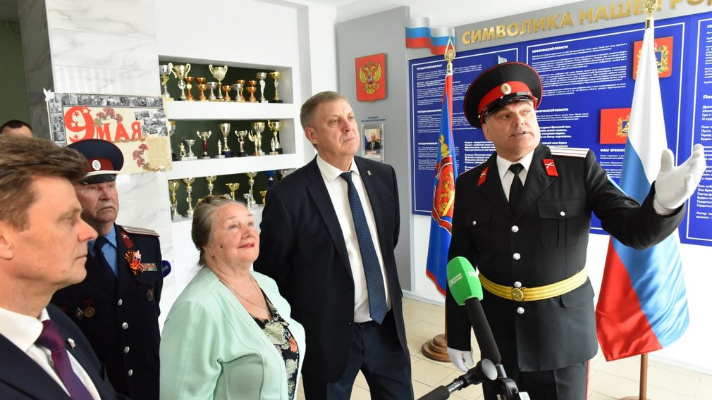 В Стародубском кадетском корпусе открыли парты героев