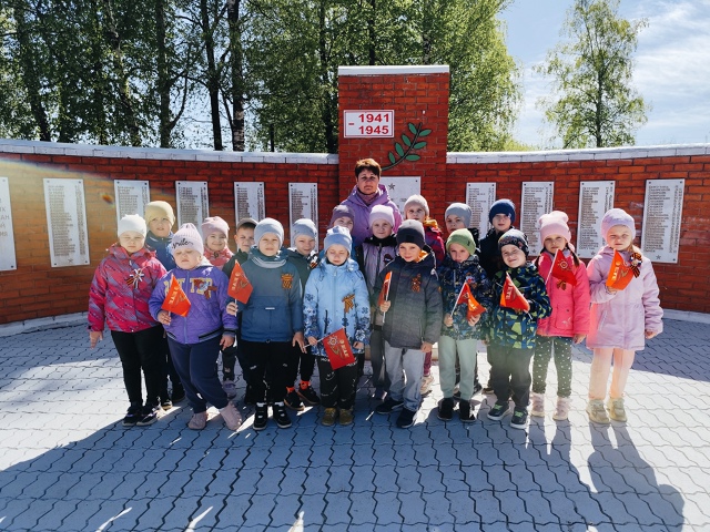 Воспитанники Дубровского детского сада №4 совершили экскурсию к мемориалу Славы