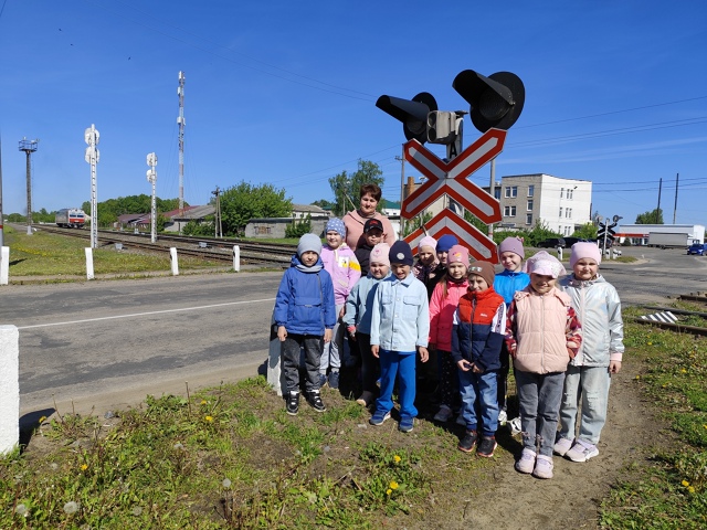 Для воспитанников Дубровского детского сада №4 состоялась экскурсия к ж/д переезду