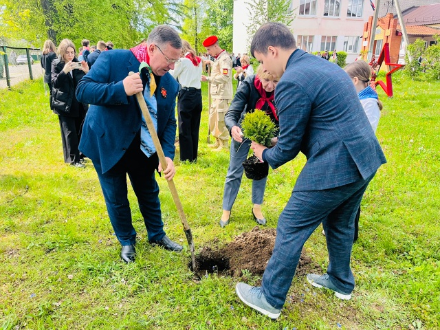 Дубровский район принял участие во Всероссийской акции «Сад – связь поколений»