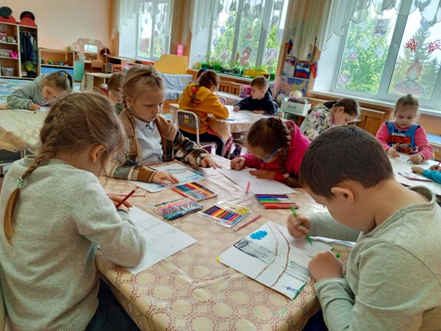 Для воспитанников Дубровского детского сада №4 состоялось рисование рисунков «Уступи дорогу поездам!»