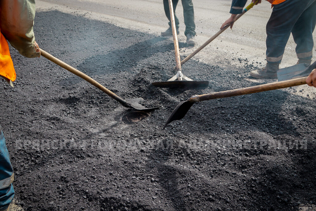 В Брянске ремонтируют дороги без выходных