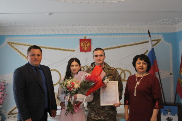 В праздничный день создали семьи карачевские защитники