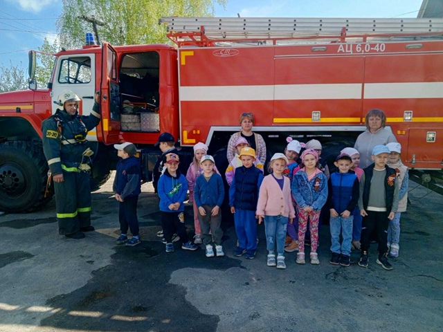 Для воспитанников Дубровского детского сада №4 состоялась экскурсия в Главное управление МЧС России по Брянской области пожарно-спасательную часть № 20