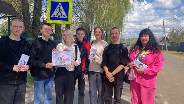 На улицах Дубровки прошла антиалкогольная акция «Вред и польза — сделай свой выбор».